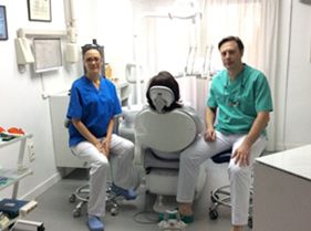 Clínica Dental Triunfo odontologos con paciente
